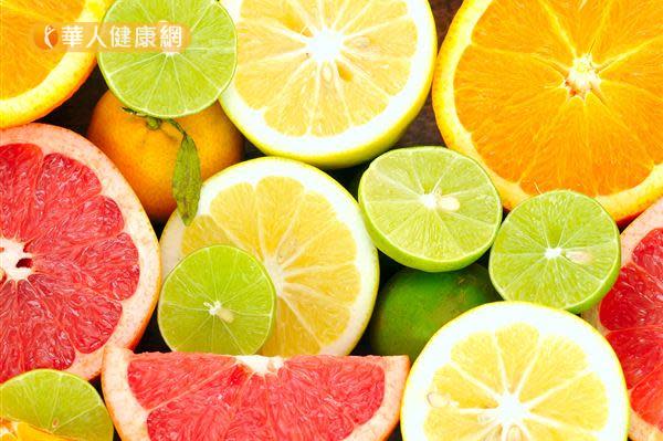 柳丁、橘子、檸檬、柚子等柑橘類含有豐富的維生素C，能讓皮膚健康明亮、不易曬傷老化。