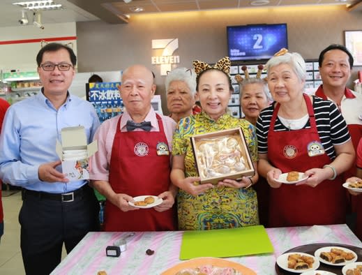 嘉義縣第2個高齡實習門市揭牌　縣長張花冠與長輩們一起做愛心月餅。（圖：記者任禮清翻攝　2017.09.04）