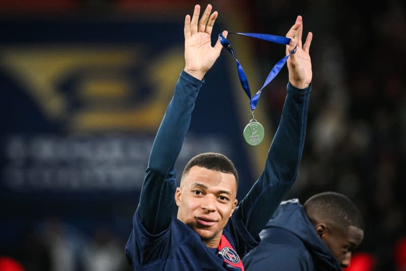 PSG's Kylian Mbappe celebrates the victory with his medal after the French Champions Trophy (Trophée des Champions) soccer match between Paris Saint-Germain (PSG) and Toulouse FC at Parc des Princes Stadium. Matthieu Mirville/ZUMA Press Wire/dpa