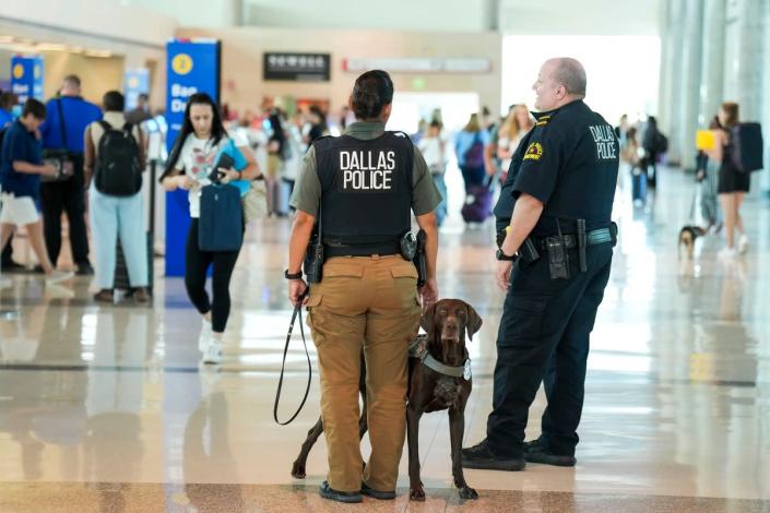 La police de Dallas surveille la salle de billetterie de l'aéroport Love Field de Dallas, le mardi 26 juillet 2022, à Dallas (AP)