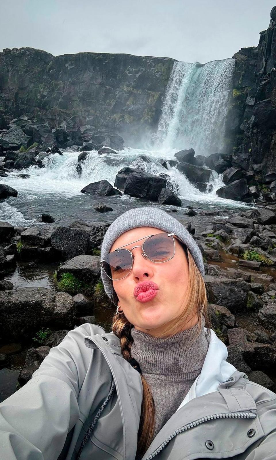 La modelo brasileña Alessandra Ambrosio en Islandia