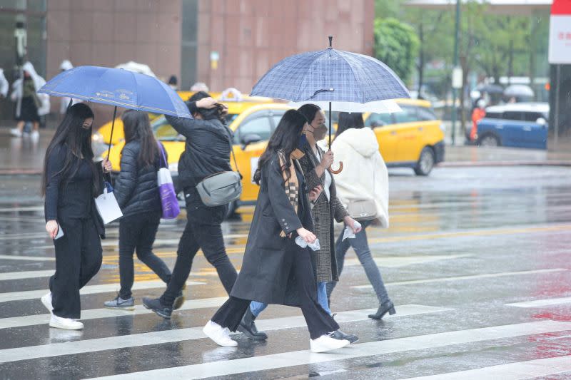 ▲梅雨季第一波鋒面通過，今日降雨會逐漸往南擴展，氣象局也針對6縣市發布大雨特報。（圖／NOWnews資料照）