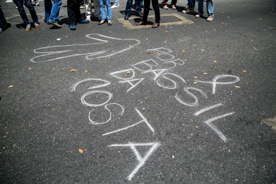 Bassil Da Costa, el nombre de un estudiante universitario muerto durante una protesta antigubernamental está escrito en una calle, cerca de la universidad Alejandro Humboldt donde estudiaba, en Caracas, Venezuela, el jueves 13 de febrero de 2014.Da Costa murió en una manifestación el miércoles 12 de febrero de 2014. (AP Photo/Alejandro Cegarra)