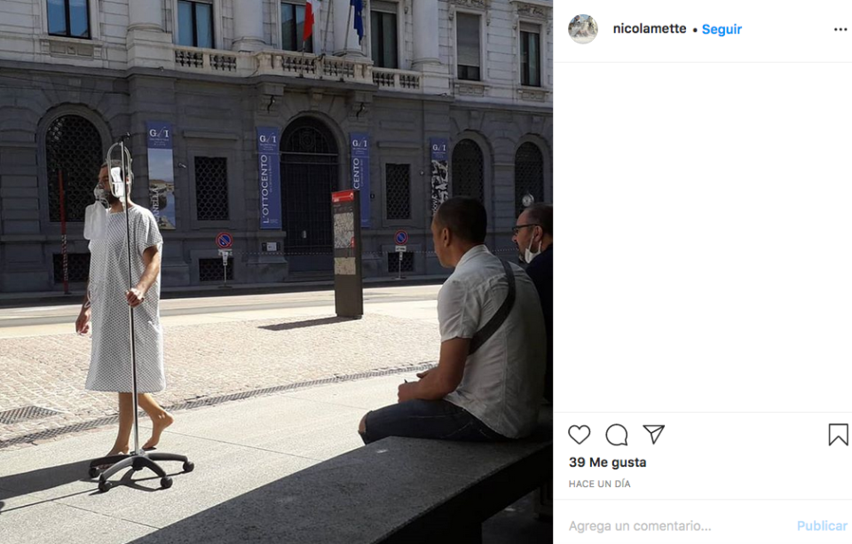 El artista Nicola Mette se 'disfrazó' de paciente de coronavirus y recorrió así las calles de Milán este sábado en señal de protesta por la gestión de la crisis. (Foto: Captura de Instagram / @nicolamette)