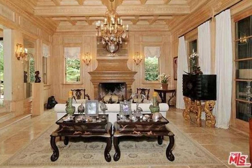 According to the Daily Mail, the residence the furnishing inside are "museum-quality" complete with a Chippendale mirror which can be up to $28,000 in value alone, and 18th Century chandeliers carved from amethyst and rock crystal.