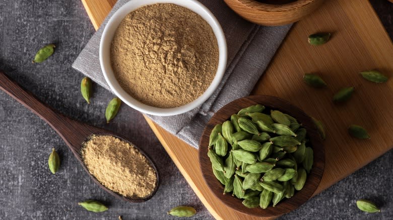 green cardamom pods and ground white cardamom