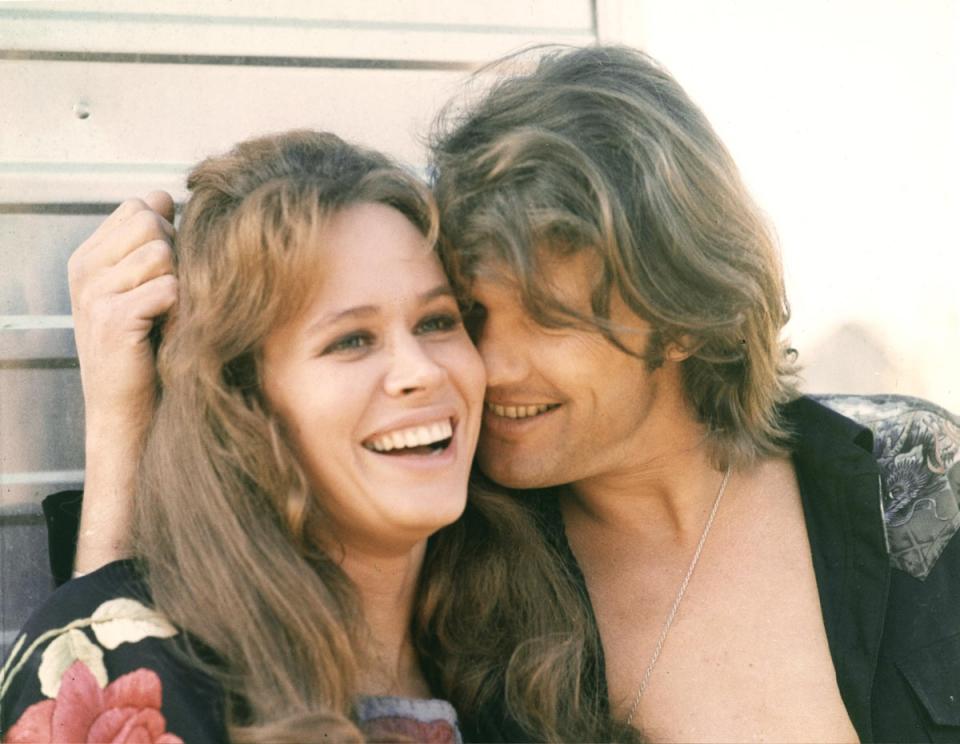 Kristofferson como Cisco Pike y Karen Black como su novia hippie (Columbia/Kobal/Shutterstock)