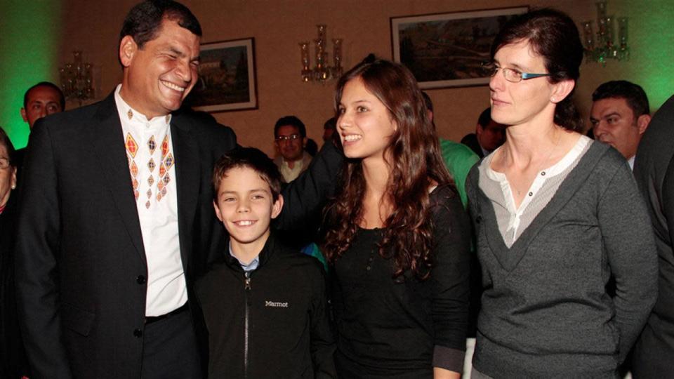 <p>El presidente ecuatoriano está casado con Anne Malherbe Gosseline, de origen belga. Eso explica por qué sus tres hijos,<b> Sofía Bernardette, Anne Dominique y Rafael Miguel</b>, se criaron en una casa de dos idiomas: hablaban en francés con su mamá y en español con su papá.</p><p>Sofía (21) es una apasionada de la Escalada y ha logrado premios en esa disciplina, como una medalla en los Juegos Bolivarianos de Trujillo de 2013, ante la orgullosa mirada de sus padres. Actualmente, reside en Lyon, Francia, donde cursa sus estudios universitarios.</p><p>Anne Dominique, dos años menor, es actriz desde pequeña, aunque como complemento del colegio, bajo las órdenes de Correa de nunca abandonar los estudios por su carrera actoral.</p><p>Rafael Miguel, el más chico, es el único que todavía va a la escuela y el que más acompaña a su padre en sus actividades oficiales.</p>