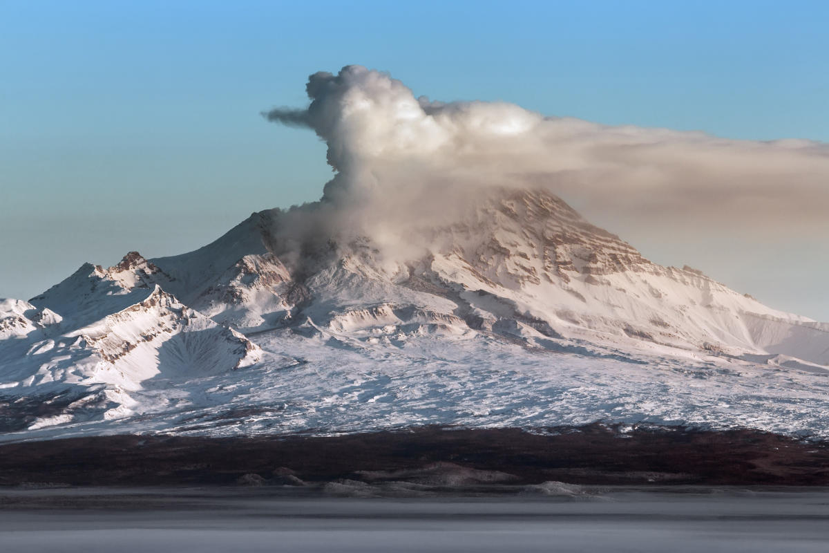 Извержение российского вулкана выбросило пепел на высоту 65 000 футов