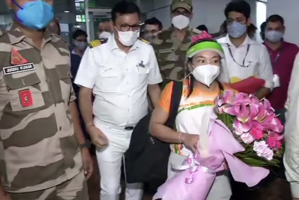 Olympic silver medallist Mirabai Chanu arrives at the airport from Tokyo. (Photo courtesy - ANI)