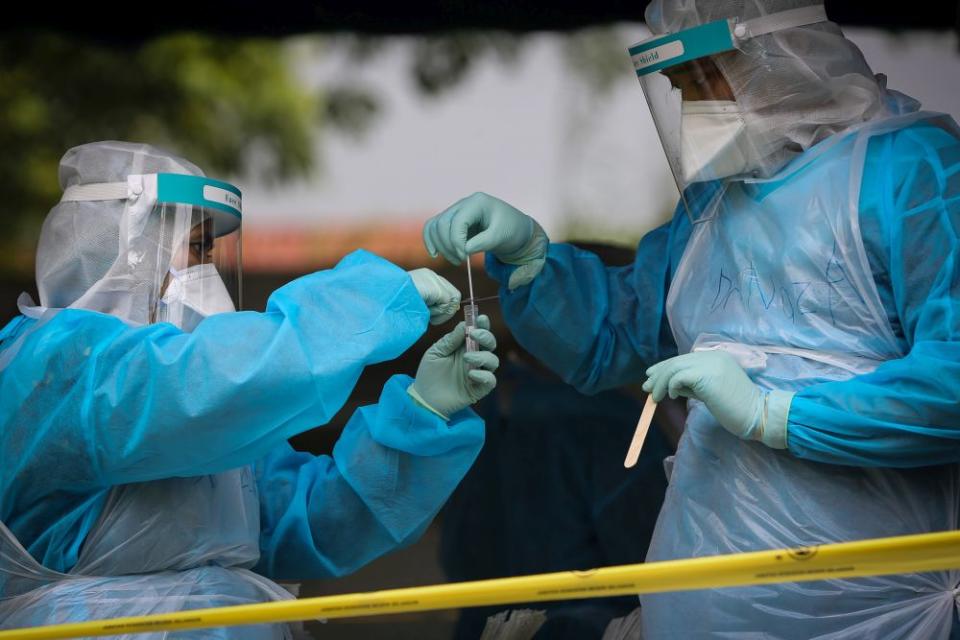 Health workers are pictured during a Covid-19 screening exercise in Taman Langat Murni, Kuala Langat June 4, 2020. — Picture by Yusof Mat Isa