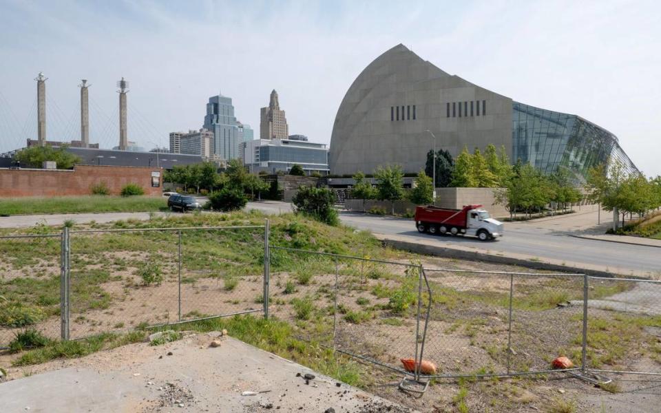 A new 40-story, 500-foot-tall apartment and hotel building has been proposed for this location across the street from the Kauffman Center along Broadway Boulevard. The site is directly in the flightpath of airplanes landing and taking off from the downtown airport.