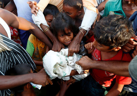 Rohingya refugees jostle to receive food distributed by local organizations after crossing the Bangladesh-Myanmar border by boat through the Bay of Bengal in Teknaf, Bangladesh September 7, 2017. REUTERS/Danish Siddiqui