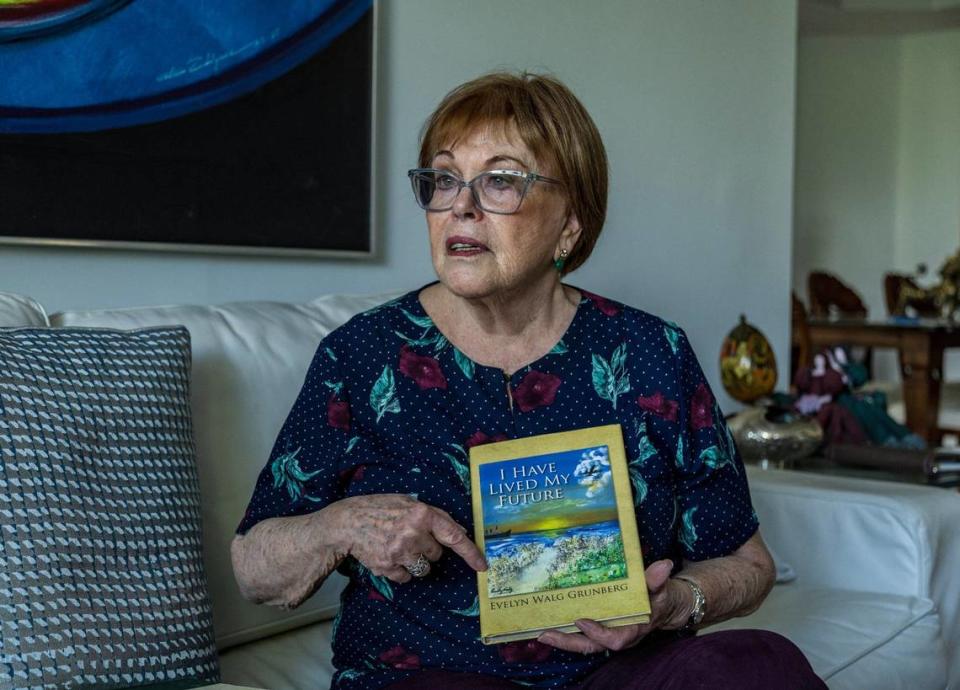 Evelyn Walg Grunberg muestra un libro que escribió sobre la historia de su familia y su huida del nazismo durante el Holocausto en 1942.