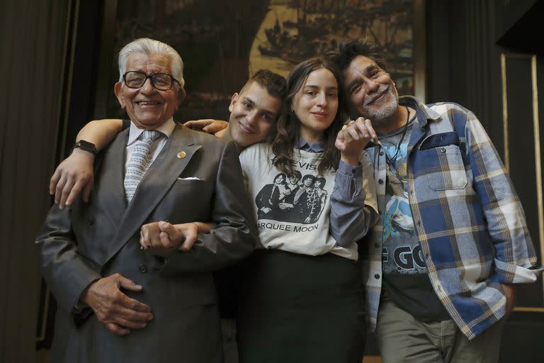 Juan Palomino, junto a su papa José y sus hijos Sofía y Aaron, en La casa del Teatro