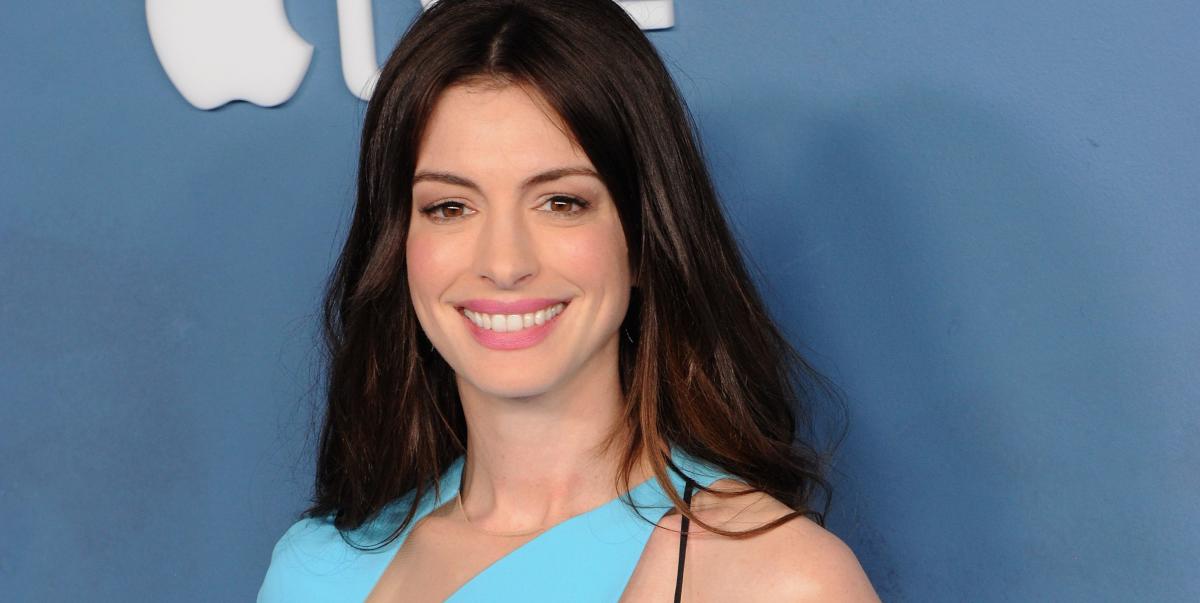 Anne Hathaway, 40 anos, mostra sua barriga e pernas matadoras em um vestido de fenda