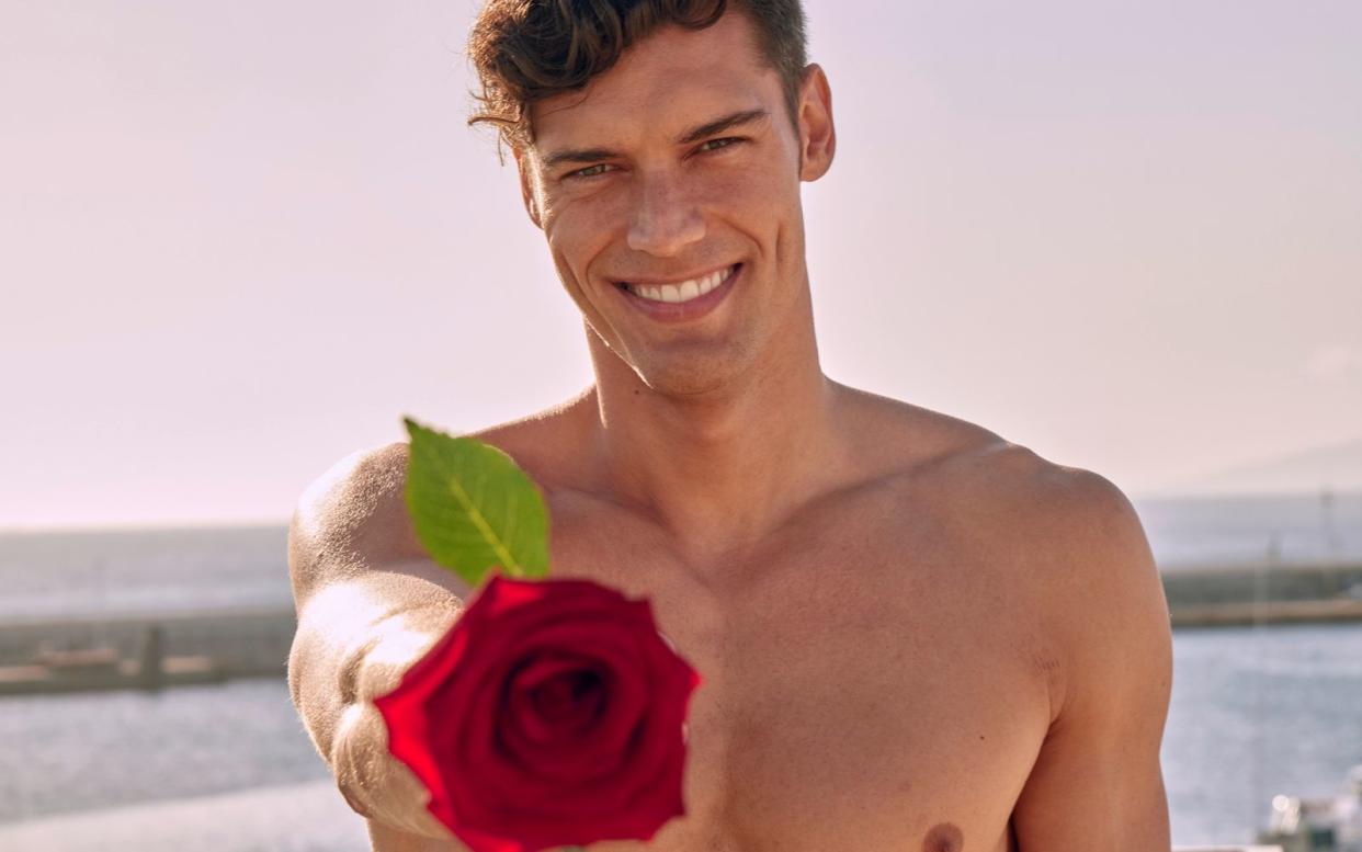 Bei "Bachelor in Paradise" darf Miro (30) nicht nur Rosen verteilen, sondern hat gleichzeitig die Chance, eine zu bekommen. (Bild: TVNOW)