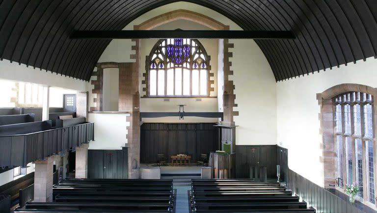 Interior de Queen Cross Church con el bellísimo vitral detrás del altar.