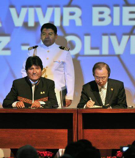 El secretario general de la ONU, Ban Ki-moon (D), sentado a un lado del presidente de Bolivia Evo Morales en la cumbre del G77+China en la ciudad boliviana de Santa Cruz, el 14 de junio de 2014 (AFP | Aizar Raldes)