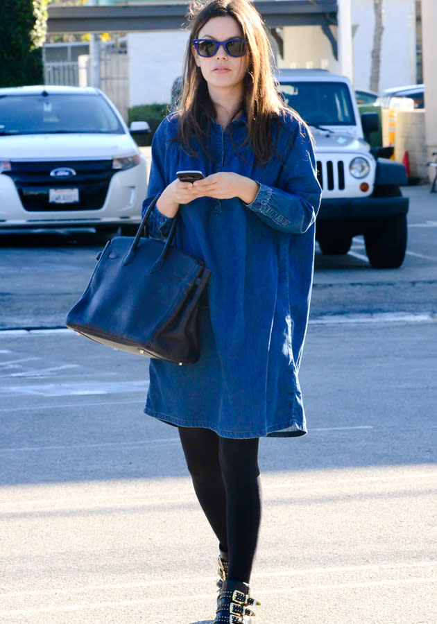 Rachel Bilson ran errands in this billowing denim dress, which she paired perfectly with black opaques ©Rex