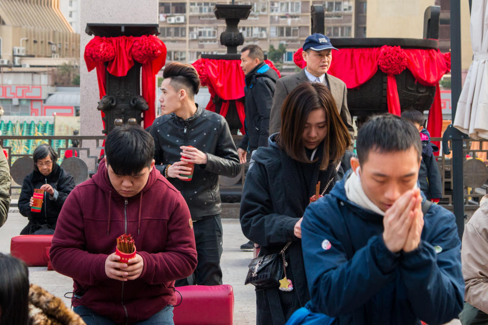 Worshippers with <em>kau cim</em> divination sticks at Wong Tai Sing temple in Hong Kong on Feb. 4, 2018.