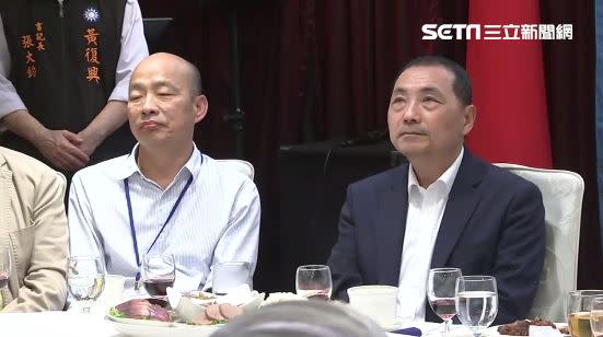 侯友宜(右)在黃復興餐敘挪動韓國瑜(左)椅子，遭網諷「侯有移」。