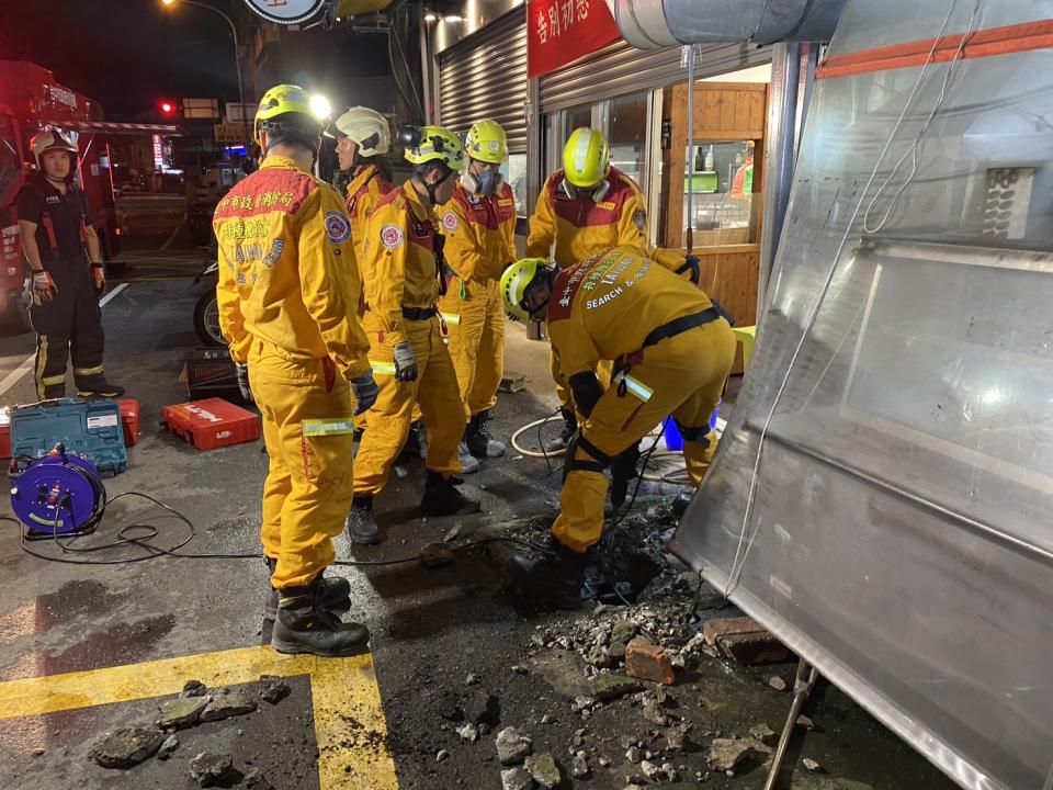 <strong>警消確認廖男位置開挖。（圖／中天新聞）</strong>