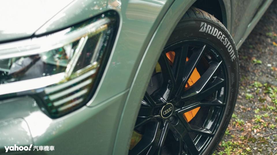 21吋Audi Sport式樣鋁圈為標準配備。