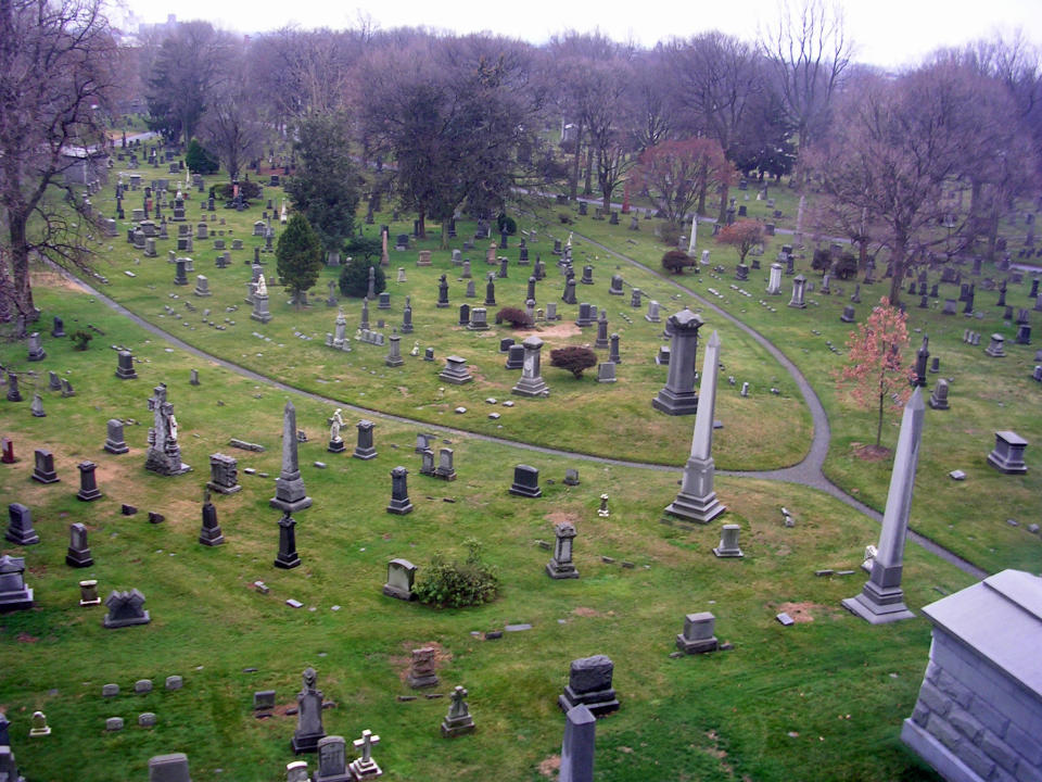 <p>Se trata de un cementerio enorme de casi 2 kilómetros cuadrados y está situado en una de las colinas de Brooklyn. Durante el siglo XIX y principios del XX, fue una de las principales atracciones turísticas de Estados Unidos. (Foto: Wikimedia Commons). </p>