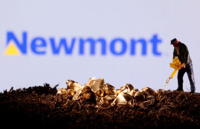 FOTO DE ARCHIVO: Una pequeña figura de juguete y una imitación de oro se ven delante del logotipo de Newmont en esta ilustración
