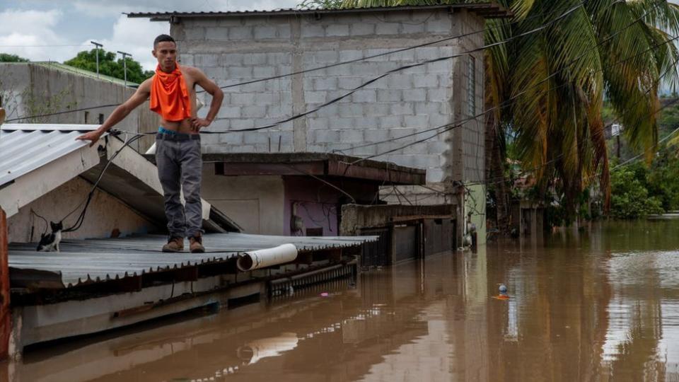 El nivel de las aguas alcanza el techo