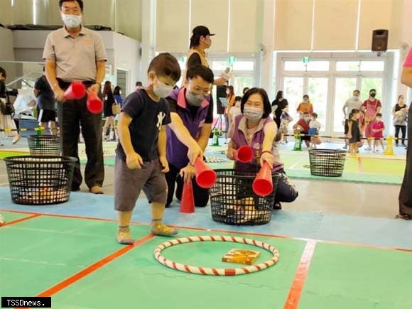 活動結合在地農漁村風情，副縣長洪榮章及社會處長王蘭心出席親子同樂。（記者方一成攝）