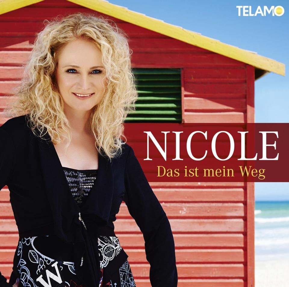 "Ein bisschen Frieden", das war 1982, doch Sängerin Nicole macht immer noch ihr Schlager-Ding. 2014 wurde sie 50 Jahre alt. "Das ist mein Weg", hieß das dazugehörige Album, und auf dem Cover sehen wir eine ganz normale, attraktive Dame von 50 Jahren, der selbst die blonde 80er-Mähne gut steht. Mehr braucht's eigentlich nicht. Merkwürdig nur das rötliche Strandhäuschen im Hintergrund - was wollen uns die Covergestalter damit sagen? (Bild: Sony Music)