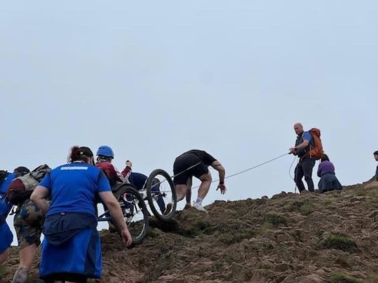 Jugadores de Edinburgh Eagles y de Edinburgh Giants en plena escalada llevando a Oona a cumplir su anhelo