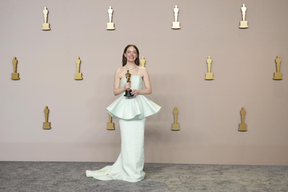 Emma Stone posa en la sala de prensa con el premio a mejor actriz por "Poor Things" en los Oscar el domingo 10 de marzo de 2024 en el Teatro Dolby en Los Ángeles. (Foto Jordan Strauss/Invision/AP)