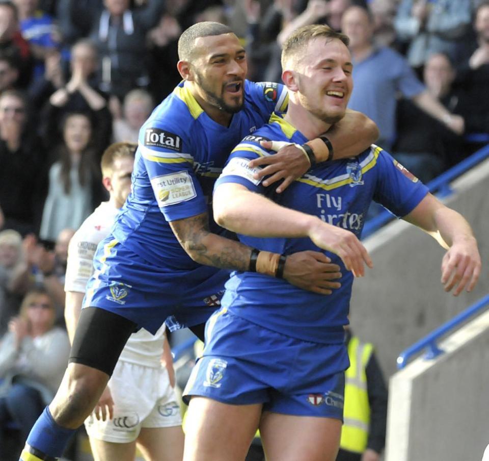 Warrington Guardian: celebrando con Kevin Penny después de aterrizar en el derby del Viernes Santo con entradas agotadas contra Widnes en 2016