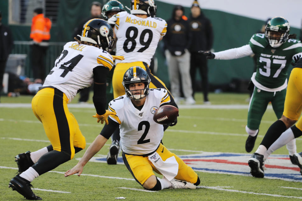 Pittsburgh Steelers quarterback Mason Rudolph (2) tries to hand off the ball to Pittsburgh Steelers running back Benny Snell (24) in the second half of an NFL football game, Sunday, Dec. 22, 2019, in East Rutherford, N.J. (AP Photo/Seth Wenig)