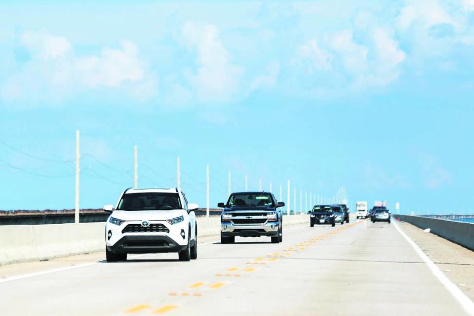 Vehículos circulan por el Seven Mile Bridge de la Overseas Highway, cerca de Little Duck Key y el Parque Estatal de Bahía Honda, el lunes 11 de octubre de 2021.