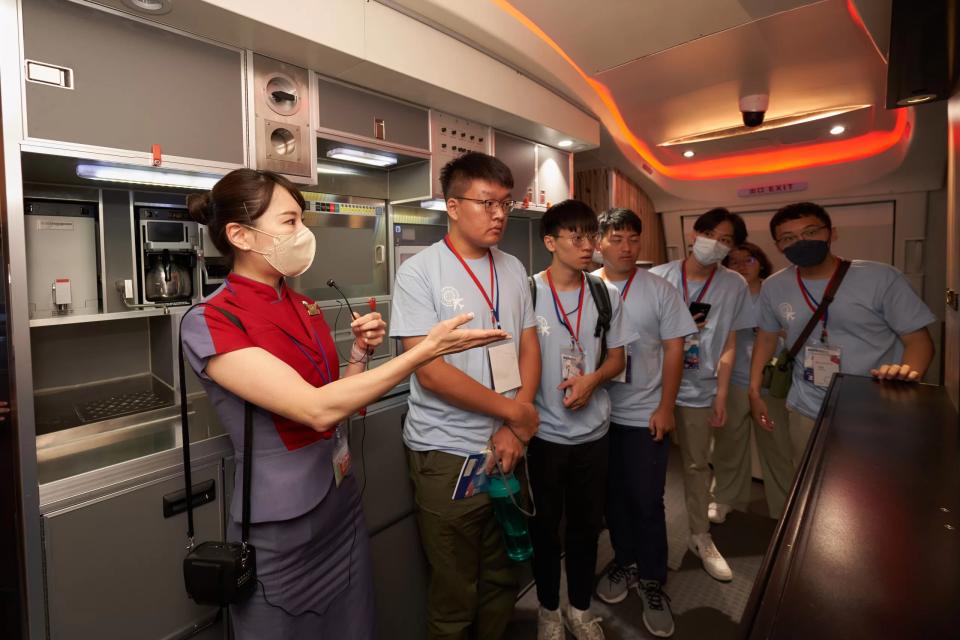 航空營學員參訪華航空服訓練中心參觀模擬機艙 圖/航發會提供