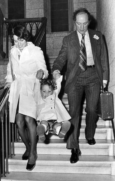 Le premier ministre Pierre Trudeau quitte la Chambre des communes avec sa femme Margaret et son fils Justin, âgé de deux ans et demi, en mai 1974. La Presse canadienne/Fred Chartrand