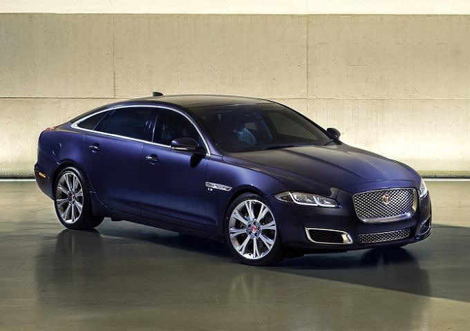 2016 Jaguar XJ Autobiography front quarter right photo