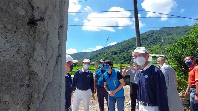 台東縣長饒慶鈴日前尋求慈濟團隊協助，慈濟團隊200多人2日分別前往6鄉鎮受災戶家訪、致贈慰問金。（蔡旻妤攝）