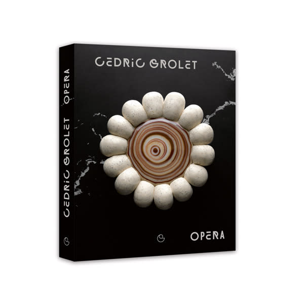 <p><em>Cedric Grolet</em> ou comment la star de la pâtisserie rend accessible la boulangerie d’aujourd’hui en 80 recettes. Viennoiseries, gâteaux de voyage... n’auront plus de secrets pour vous. </p> <p><em>Opéra</em>, Cedric Grolet, photos Philippe Vaurès Santamaria, Ducasse, 45 €.</p>