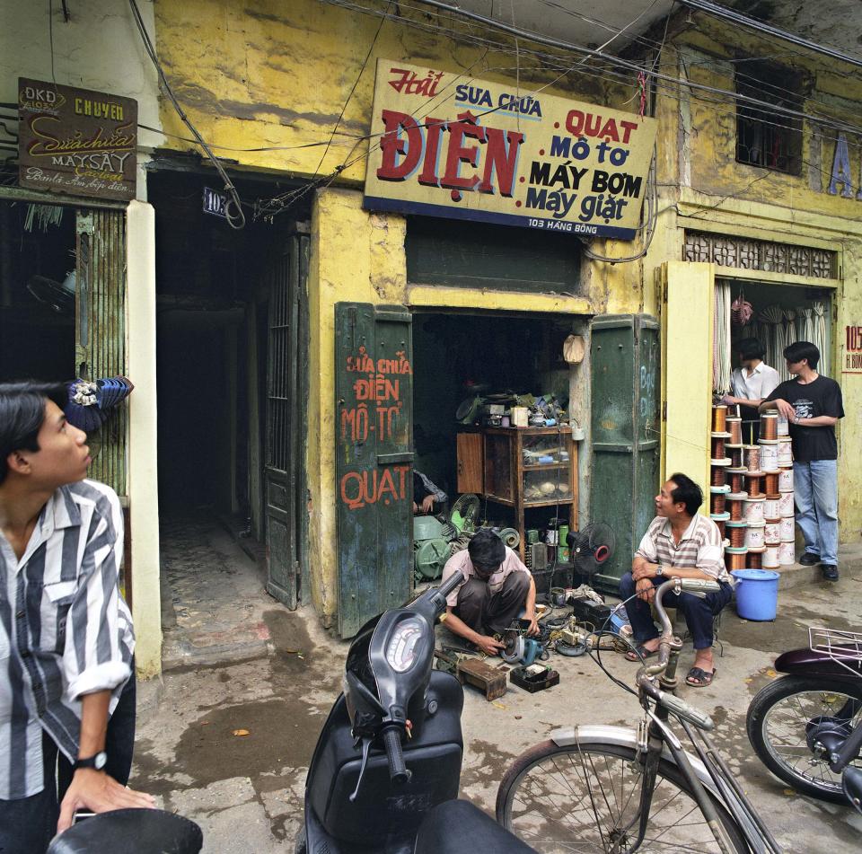 <p>103 Hàng Bông (Cotton Street), 1995. (© William E. Crawford from the book “Hanoi Streets 1985-2015: In the Years of Forgetting”) </p>