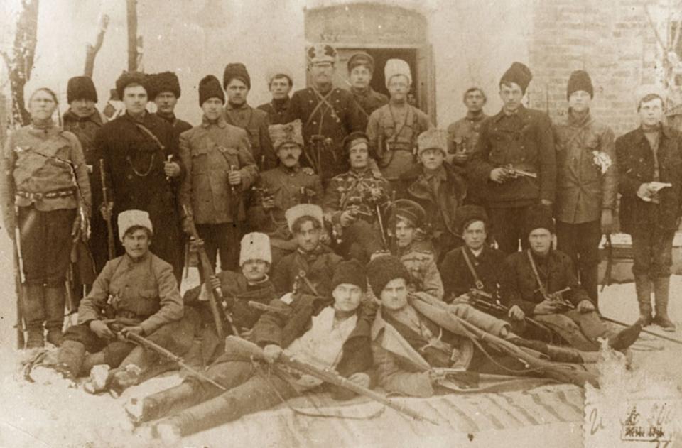 Un groupe de combattants de la Makhnovchtchina avec au centre, l’un de ses commandants, Fedir Shchus.