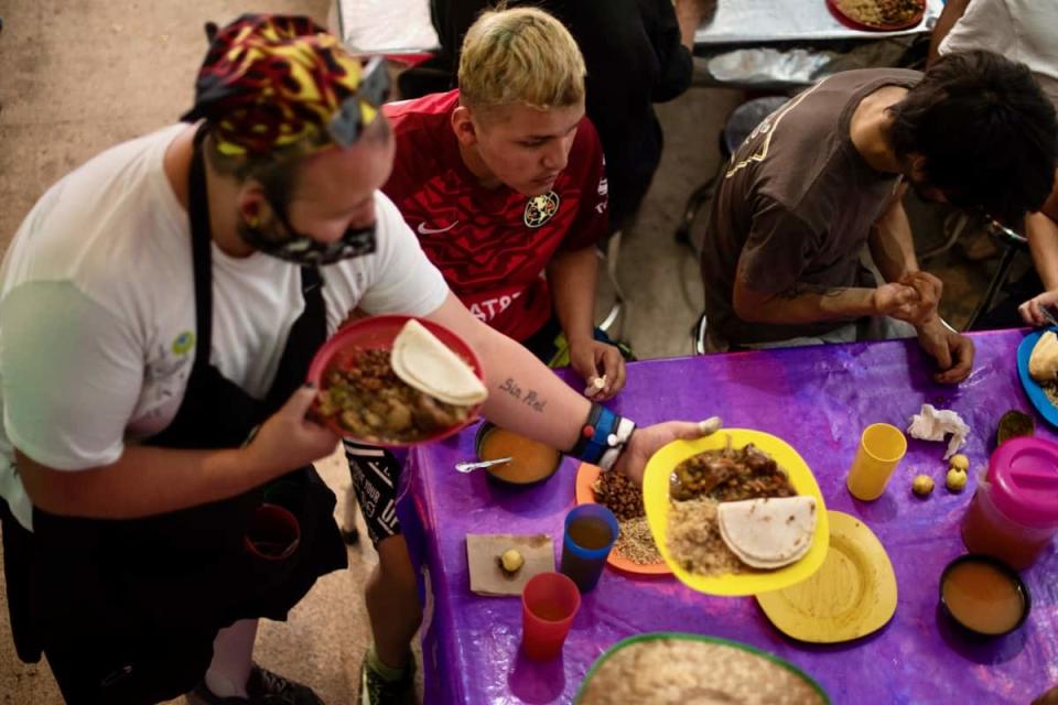 Manos Amigues es el primer Centro Comunitario LGBTQ+ en la Ciudad de México que combina la asistencia alimentaria con la programación cultural. / Foto: cortesía @manos.amigues