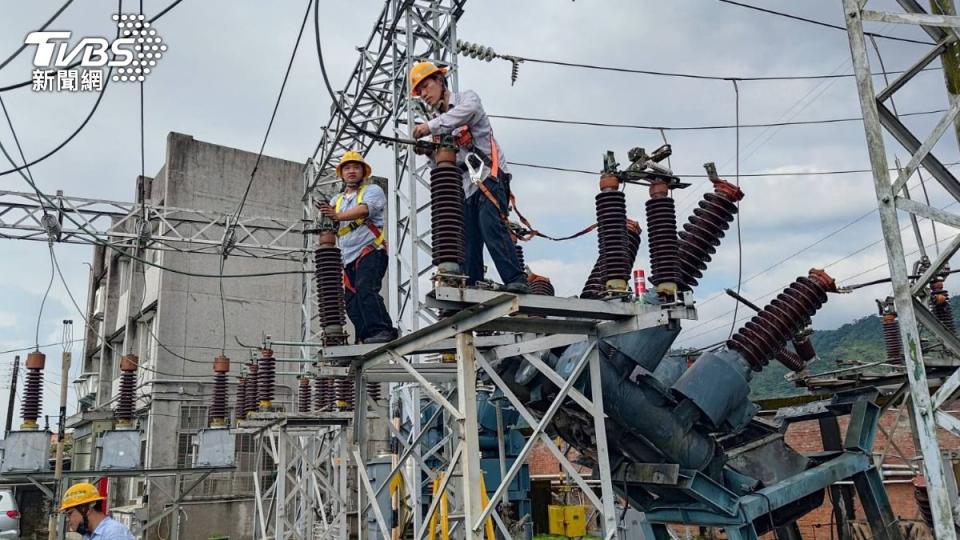 桃園山區大雨，超過２萬戶停電，台電緊急搶修。（圖／TVBS）