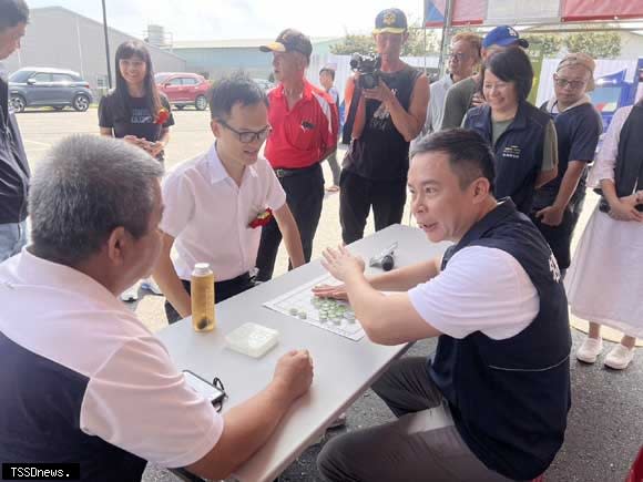 茶飲文化節暗棋比賽，名間鄉長陳翰立挑戰國手葛振衣。(記者蔡榮宗攝)