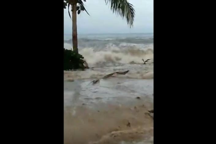Large waves hit the coast of Suva City in Fiji after an undersea volcanic eruption sparked a new tsunami warning in Tonga (AFP/Emosi KERESONI)