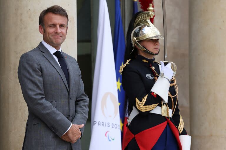 El presidente francés, Emmanuel Macron, espera al presidente del Comité Olímpico Internacional (COI), Thomas Bach, el martes 16 de julio de 2024 en el Palacio del Elíseo en París (Foto AP/Aurelien Morissard)